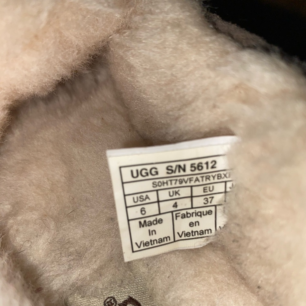 UGG Womenโs Dakota Slippers/Moccasins - Picture 6 of 6